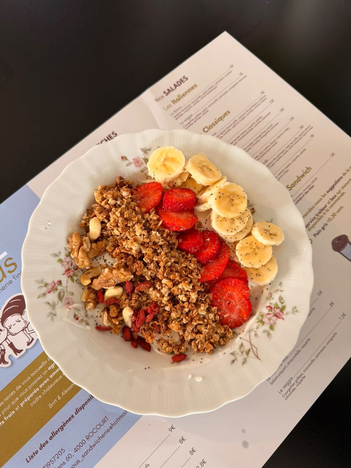 Un bol de granola aux fruits frais, servi sur une table de la salle.