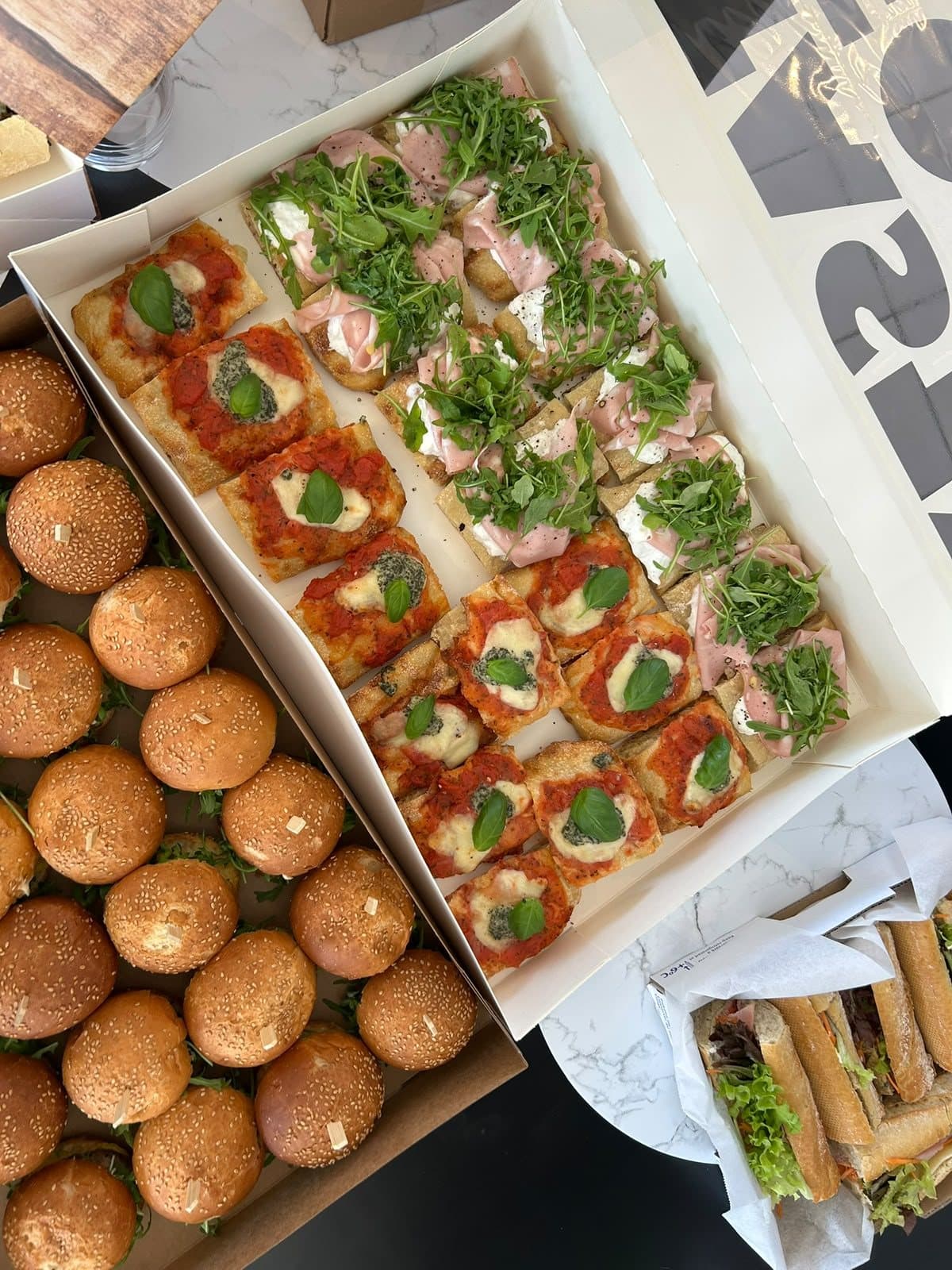 Un plateau d'apéritif garni de bouchées, de mini-tartes et d'arancini.