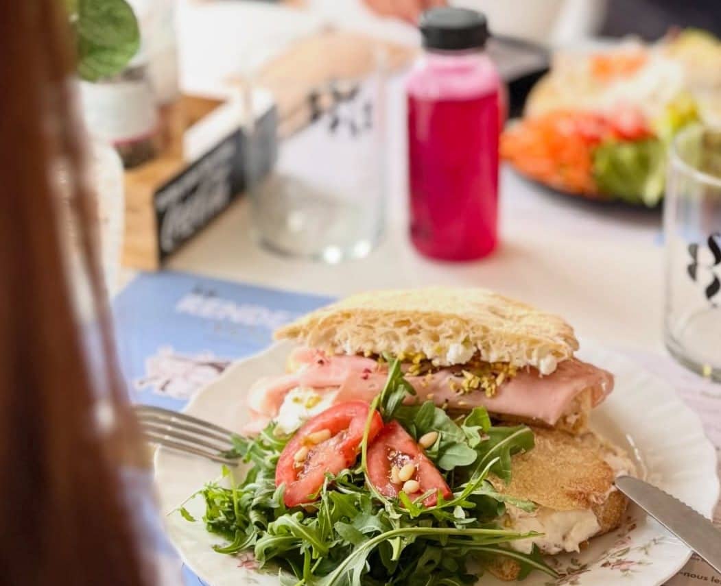 Une assiette servie sur une table de la salle, posée sur le set de table de la maison.